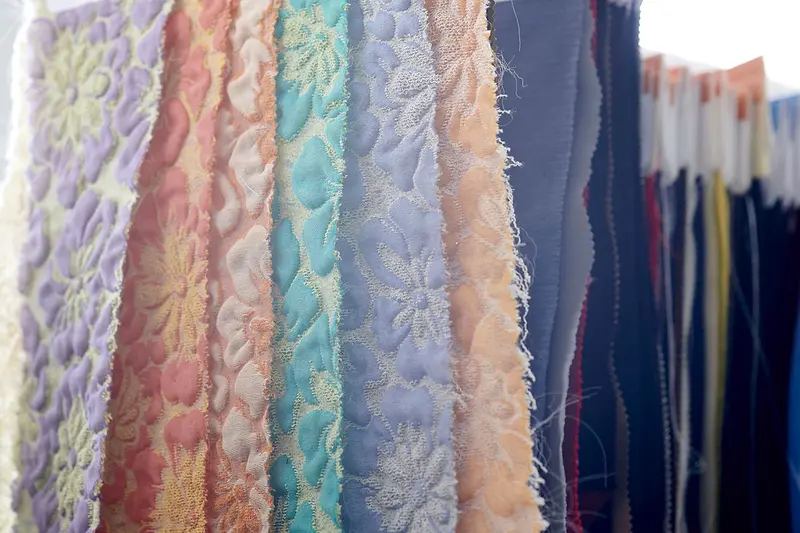 Campioni di jacquard a fiori in rosa, azzurro, viola e lilla appesi in fila