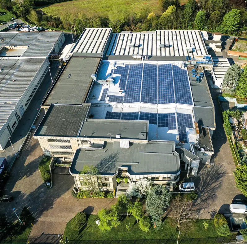 Uno degli stabilimenti visto dall’alto, coi pannelli fotovoltaici sul tetto